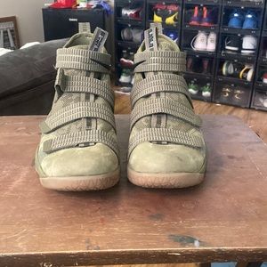 Nike Lebron solider 11